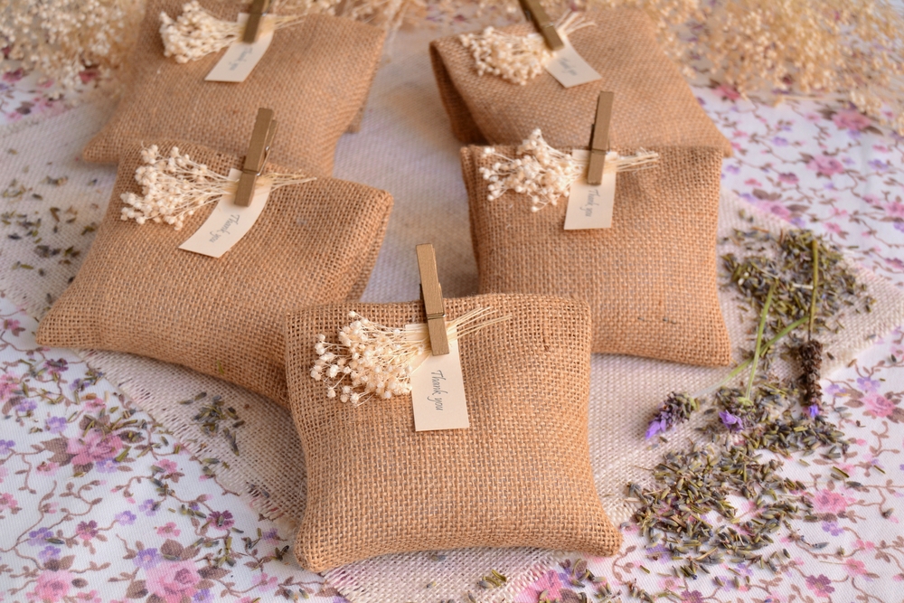 Wedding favors lavender jute sack bag, scented lavender sachet custom guest gifts, rustic style thanksgiving party gift, small handmade diy ecological souvenir natural beige brown purple color palette